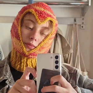 Hjärt- balaclava - En mysig hösgtig balaclava med hjärtform som jag tillverkat själv! Väldigt fin färg! Nästan som ett höstigt äpple! Kan göra med andra färger om så önskas! 