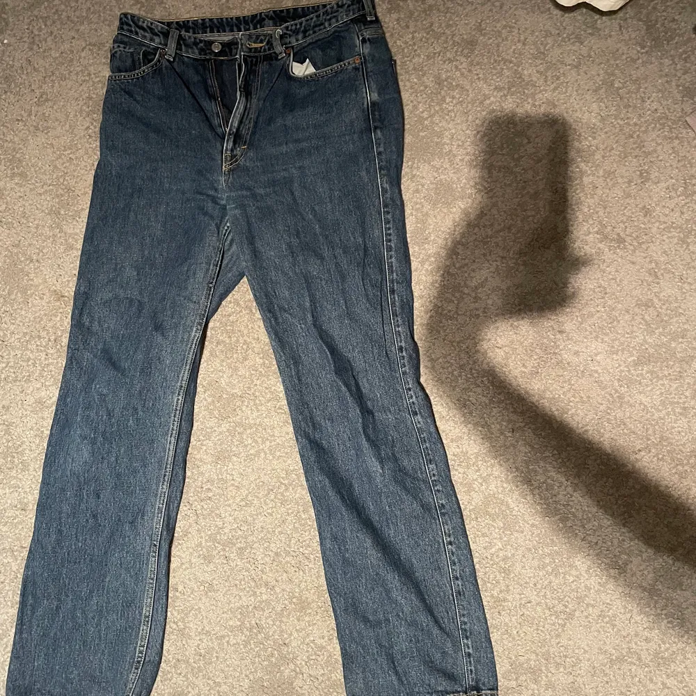 Ett par favoriter från weekday! Weekday har dom bästa jeansen men tyvärr är dessa för små för mig! Skriv om bild med jeansen på!!🤍. Jeans & Byxor.
