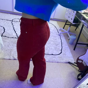 röda jeans - säljer dessa fina jeansen! 38 men passar även 36 obs inget fel på gylfen glömde ba knäppa upp helt😭😭😭💀💀💀 