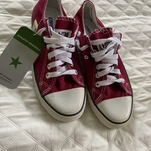 Converse - Mörkröda converse i stl 40. Aldrig använda. 165kr+frakt eller eget förslag på pris