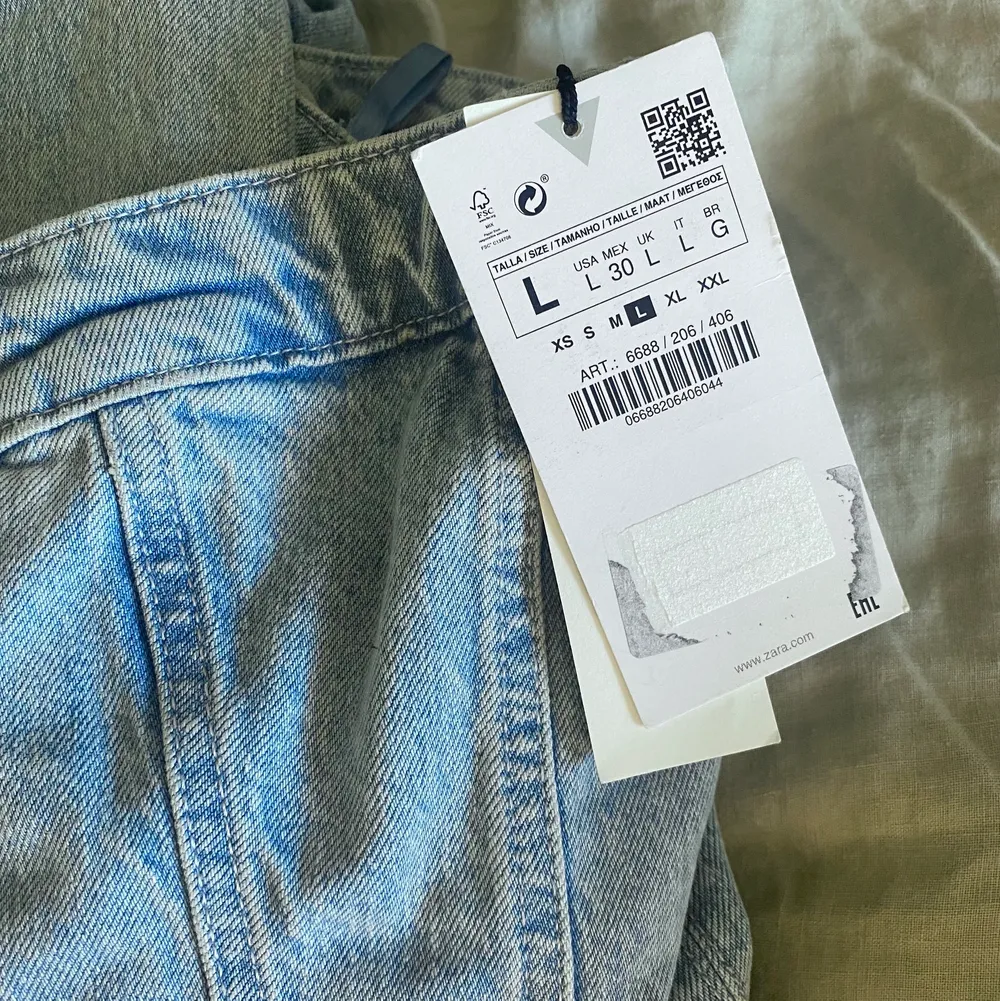 Säljer denna super snygga och populära jumpsuit från zara. Älskar den! Men var tyvärr för långa i benen då jag är ganska kort. Köpt för 559kr. Jeans & Byxor.