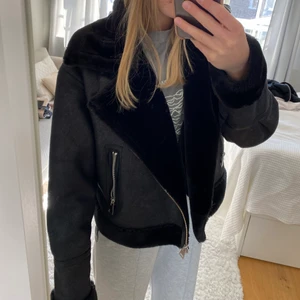 Tjock skinnjacka  - Jättetjock skinn/läderjacka, fungerar jättebra på vintern. Snygga detaljer, strl M och är man en S i vanliga fall så är det rymligt med större tröjor under. Ordinarie pris 999kr, köpt på Carlings märket STAY. 