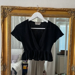 Söt topp - Söt topp från Pull & Bear. Väl använd men fortfarande mycket bra skick. Croppad med fin v-ringning.