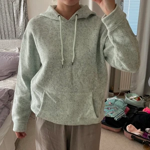 Hoodie - Hoodie från Urban Outfitters. Knappt använd. Hoodien är en storlek S, jag är storlek M och den passar mig också. 97% Bomull 3% Polyester