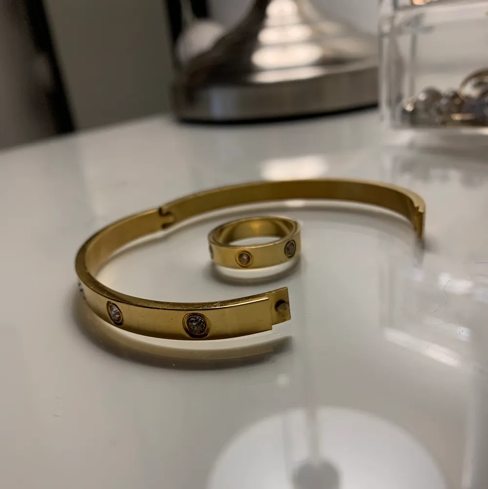 Superfint armband och ring, säljer separat eller tillsamans! Ringen är storlek 7  Ringen säljes för 170kr och armbandet 300kr. Köpt tillsamans för 900. Accessoarer.