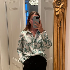 Blus vit mönstrad - Vit blus med grönt mönster från H&M. Storlek 38.
