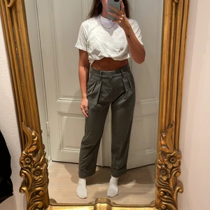 Kostymbyxor grå - Grå kostymbyxor från MQ Stockholm. Aldrig använda! Storlek 36. Jag är 167cm lång för referens. 