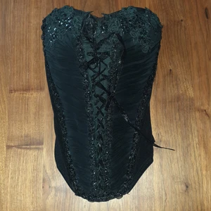 Korsett - Fin korsett med paljetter och snörning. Storleks-lappen saknas, men gissar XS.  Bra skick.