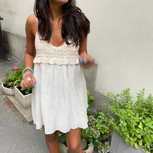 Vit klänning - Super söt klänning med detaljer, passar så bra till en kortare jacka. 🤍🤍🤍🐵🙈