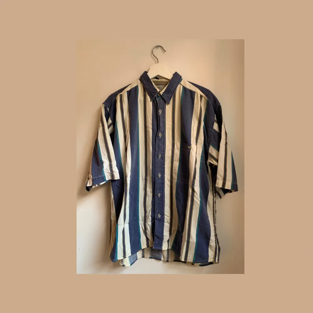 Size: Large 100% Cotton Secondhand/Excellent Condition. Skjortor.