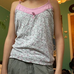 Söt blommig topp - Jättefint linne med blommor på. I storlek L och i ganska bra skick! 