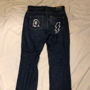 Vintage Jeans - Weekday jeans with a cool Che Guevara design on the back. Size 32/32. 