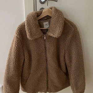Jacka - Säljer nu denna jacka från H&M Har använt den få gånger då den inte riktigt är min stil, så den har bra skick. Köparen står för frakten💓