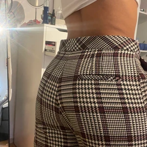 Kostymbyxor - Supersköna och snygga kostymbyxor från topshop som används mycket men är i gott skick! Storlek 36 passar även mig som är M. Hoppas de blir till lika mycket användning till någon annan som de varit till mig!:) de går att justera mycket i midjan!