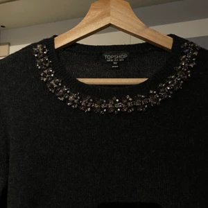Stickad tröja  - Stickad tröja från topshop med jättefina detaljer. Storlek S. Använd få ggr 🤍 den är mörkgrå 