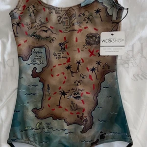 Baddräkt från Werkshop - Baddräkt med piratmönster 🏴‍☠️ från märket Werkshop i stl xs. Perfekt till maskeradfest! Helt ny. 💗 Nypris 78$, jag säljer för 130kr +frakt. 
