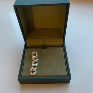 Örhänge - Ett super fint örhänge från pilgrim som är helt oanvänt jag säljer bara ett inte två!💕 ( köparen står för frakt)