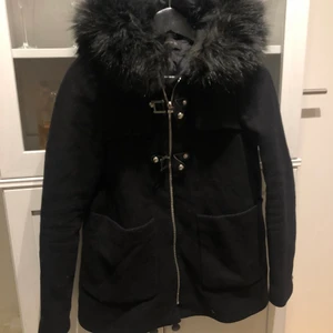 Kappa  - Svart kappa med fusk päls från Zara.