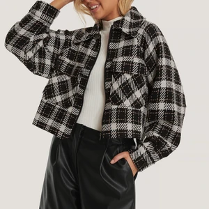 Rutig Jacka - Superfin SLUTSÅLD trendig rutig jacka från NAKD som köptes häromåret, använd men inte så pass att det märks av - enbart lite nopprig men inget som stör. Nypris är 769 kr. Frakt tillkommer 💘💞
