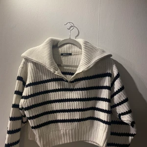 Randig stickad tröja - En randig stickad tröja med halv zip från gina tricot i storlek M. Säljer då den tyvärr ej kommer till användning längre:)