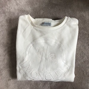 Moncler tröja - Vit moncler tröja - dam. Storlek XS/S. I jätte fint skick. (Ej äkta) 