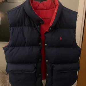 Ralph Lauren väst  - Tja, jag säljer nu min Ralph Lauren väst! Man kan vända den ut och in så att den blir röd eller mörkblå! Det är bästa passformen och skicket är ju nästan som nytt! Nypris runt 1500-2000kr. Bud startar vid 350kr annars köp direkt 900kr! Fråga på!