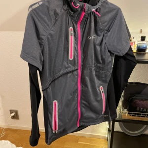 Soc jacka  - Springjacka / höstjackan /kofta. Knappt använd storlek s/xs. Väldigt strechig och varm. Figursittande.