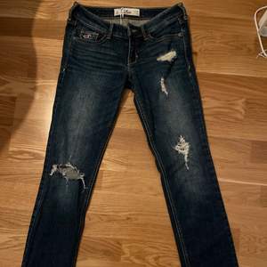 Säljer mina lågmidajde jeans ifrån hollister som är för små på mig. Storlek 25/33💞 köparen står för frakten, 90kr💞