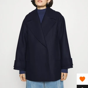 Marinblå kappa - Ivy Oak - Jag säljer min kappa från Ivy Oak då jag inte använder den, den är testad men lappen finns kvar. Nypris är 3 295kr, tänker att man får buda. Storlek 34/xs men är oversized. Slutsåld överallt. Bilder kan skickas privat. 