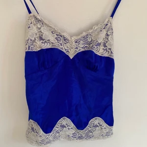 Blått linne - Blått linne med skönt material. Fungerar perfekt till både vardag samt lite festligare tillfällen!💙 (kan även fraktas)