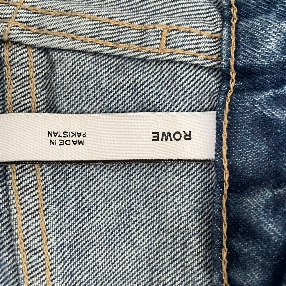 Säljer dessa fina straight rowe jeans från weekday för att de blivit för stora! W27 L34❤️‍🔥 fint skick. Jeans & Byxor.