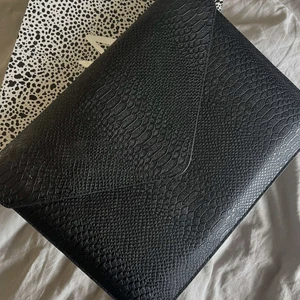 Bianca Datorfodral  - nu när jag tagit stundenten har jag inget behov av detta eftertraktade fodralet längre så tänkte se om någon skulle vara intresserad, isåfall föreslå pris i pm🥰