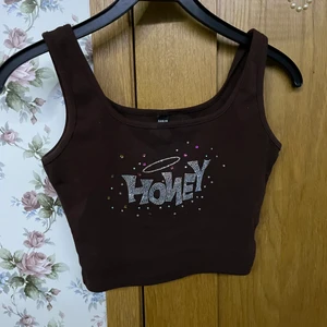 brunt y2k linne - skit coolt linne från shein, påminner mig om bratz. linnet är i superfint skick och har bara haft på mig de två ggr 