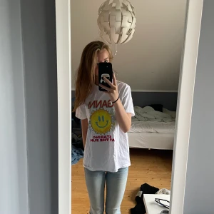 Skitcool tshirt från ganni  - Så sjukt snygg tshirt från Ganni, strl Xs men passar XS-M