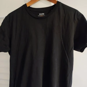 Mads Nørgaard svart t-shirt medium - Baströja från Mads Nørgaard i medium. Blev bortglömd i garderoben som ny pga för liten i storleken. Endast tvättad och prövad. 