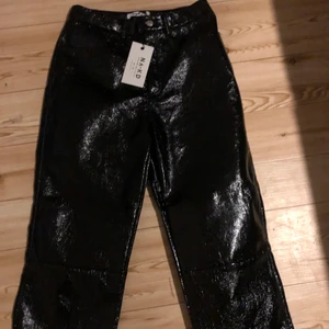 NA-KD - Dom är helt nya med kappen kvar var it min still bara skit snygga i materialet läder/skin byxor 