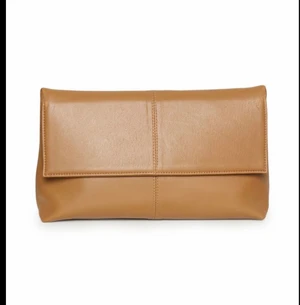 Gestuz clutch - Säljer denna jättefina bruna clutch från gestuz! Använd två gångar, inga märken!!! Nypris 1500