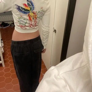 Ed hardy zip up - Den är nästan oanvänd, Max 3 gånger. Superfin och passar som en smäck, sitter tajt vid midjan.