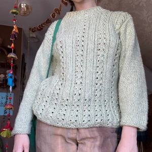 Ljusgrön handstickad tröja - Supersöt handstickad tröja med en liten krage och lätt figursyd!  Köpt secondhand 