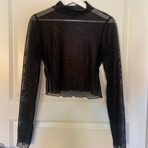 Svart mesh top - Från Gina Tricot. Använd ca 2 gånger. Fint skick!!
