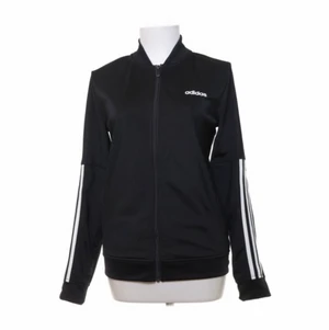 Adidas jacka/tröja  - Säljer denna snygga Zip up tröjan från Adidas. Den är i bra skick och har inga defekter! Storlek S! 