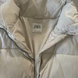 Beige puffer vinterjacka från Zara, varm å snygg, endast använd förra vintern 