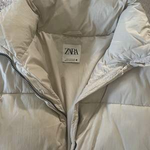 Beige puffer vinterjacka från Zara, varm å snygg, endast använd förra vintern 