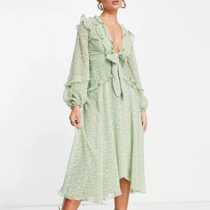 Klänning - Helt ny klänning i storlek 34, perfekt för bröllop eller likande. Eller en härlig klänning till vardags. Nypris 800kr. 