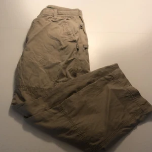 Baggy beiga cargo byxor - Säljer nu mina coola cargo byxor de dom inte används. Sparsamt använd med en baggy passform och cool färg.