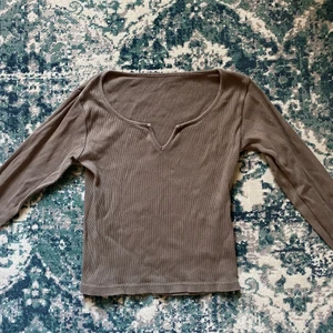 brun långärmad topp - långärmad tröja från brandy melville! jätte söt och snygg. säljer då den ej kommer till användning längre. i jätte bra skick! 📻🍂
