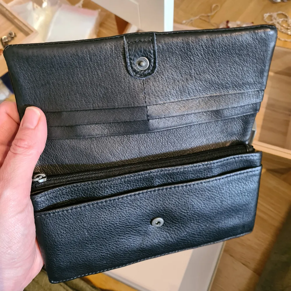 Plånbok i svart skinn från Liebeskind Berlin. Mått ca 18,5 × 11,5 cm. Ny med tygväska och box. . Accessoarer.