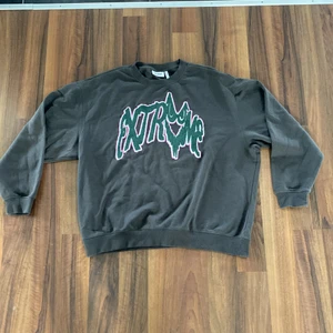 Weekday sweatshirt  - Nyskick, använt några fåtal gånger  Nypris: 400kr 