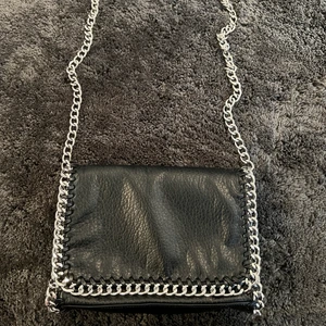 Tiamo väska - Tiamo väska i väldigt bra skick och sparsamt använd. Väskan är väldigt rymlig och det finns många småfack. Nypris 500 kr. Tryck inte på köp direkt. Hör av dig vid frågor och om du är intresserad!