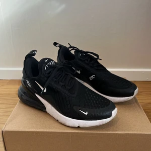 Nike Air Max 270  - Säljer dessa snygga nike skor svart/vita pga används inte. Jättefint skick! Storlek 38,5. Köpt från Nike.com (Frakten ingår i priset)  👟👟👟👟